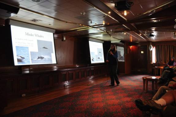 Palestra sobre cetáceos no auditório do Sea Spirit, no trecho entre Buenos Aires e as Ilhas Malvinas